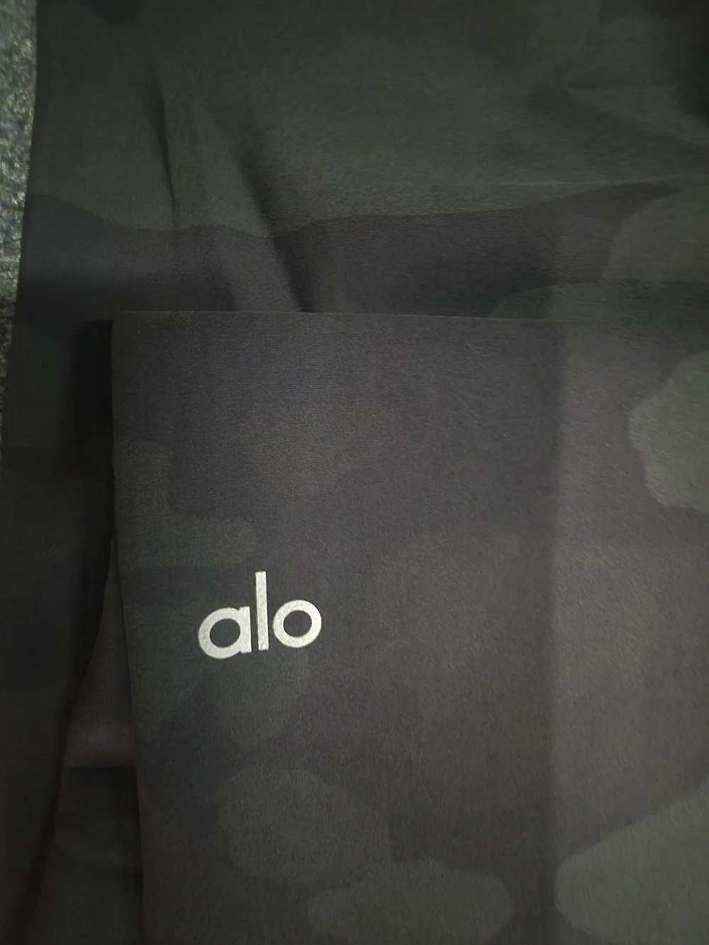 ALO Yoga Womens Black Camo Leggings
